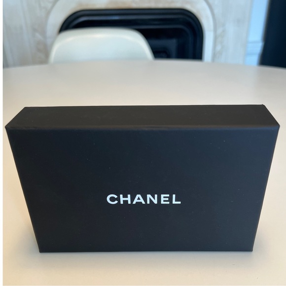 Chanel gift box with Carnellian bow and flower - Picture 2 of 5
